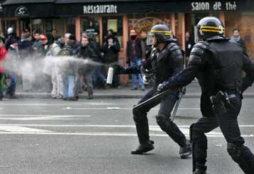 Επεισόδια και συλλήψεις στην «καρδιά» του Παρισιού για τον εργατικό νόμο CPE