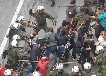 Αντιδράσεις για την επίθεση ΜΑΤ κατά διαδηλωτών – Ήταν σε άμυνα, λέει η κυβέρνηση