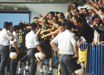 Μία αγωνιστική στην ΚΑΕ Αρης-Πρόστιμο για τους «κίτρινους» και τον Κολοσσό