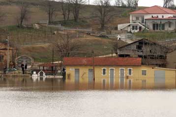 Ώρες αγωνίας για τους κατοίκους της παρέβριας ζώνης που πλημμυρίζει