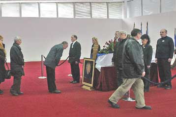 Eκατοντάδες και όχι χιλιάδες στο λαϊκό προσκύνημα στη σορό του Μιλόσεβιτς