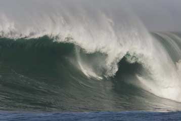 Βρετανικό σκάφος χτυπήθηκε από τα μεγαλύτερα καταγεγραμμένα κύματα