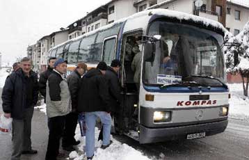 Συγκεντρώσεις οπαδών και αντιπάλων του Μιλόσεβιτς την ημέρα της κηδείας του