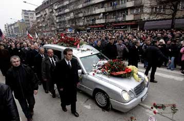 Πλήθη Σέρβων στην αποχαιρετιστήρια τελετή για τον Σλ.Μιλόσεβιτς