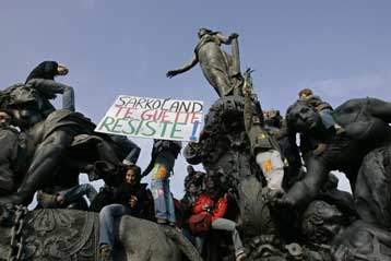 Προθεσμία 48 ωρών για την απόσυρση του νόμου δίνουν στη γαλλική κυβέρνηση τα συνδικάτα