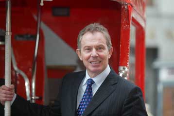 Τα προεκλογικά δάνεια των Εργατικών έριξαν τη δημοτικότητα του Τόνι Μπλερ