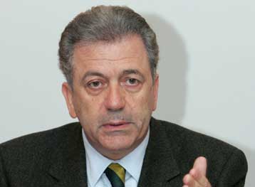 Αιφνιδιαστική επίσκεψη Αβραμόπουλου στο νοσοκομείο των Χανίων