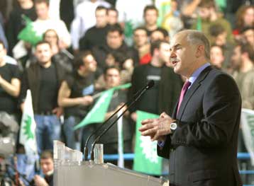 Κλιμακώνει την αντιπαράθεση με την κυβέρνηση και τον Κ.Καραμανλή ο Γ.Παπανδρέου