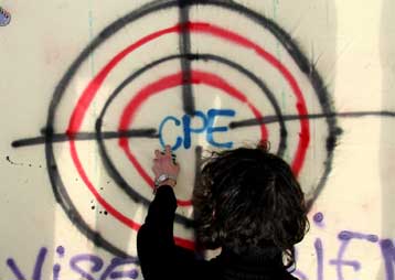 Εμμένει στον εργασιακό νόμο ο Ντε Βιλπέν παρά την προειδοποίηση των συνδικάτων