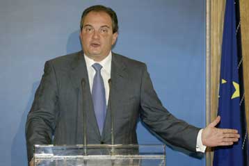 Προβληματισμό για τις ελληνικές προβλέψεις σχετικά με το έλλειμμα εκφράζει η Κομισιόν