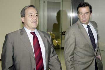 Ένα βήμα πίσω κάνει η κυβέρνηση στην εφαρμογή του νόμου για τις ΔΕΚΟ