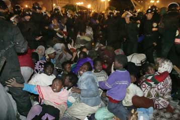 Μείωση στο ήμισυ του αριθμού των αιτούντων άσυλο στις ανεπτυγμένες χώρες