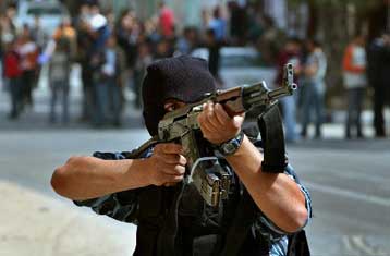 Έξαρση ενδοπαλαιστινιακής βίας στη Γάζα – Στάση αναμονής από την ΕΕ για τη Χαμάς