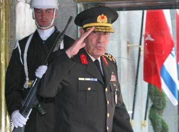 Το τουρκικό Γενικό Επιτελείο δεν επιτρέπει τη δίωξη του αρχηγού του Στρατού Ξηράς