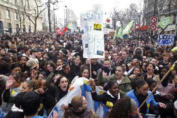 Βαρύς τραυματισμός συνδικαλιστή επιτείνει την οργή των Γάλλων διαδηλωτών