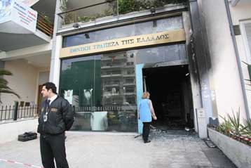 Επεισόδια μεταξύ ταραξιών και αστυνομίας στο κέντρο της Αθήνας