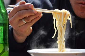 Η Κίνα επιβάλλει φόρο στα ξυλάκια φαγητού για να σωθούν τα δάση