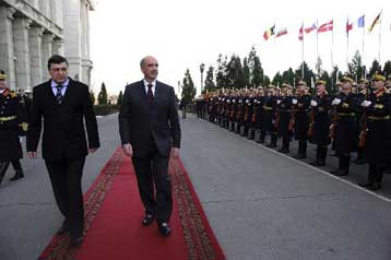 Επαφές Μεϊμαράκη στη Ρουμανία για την ανάπτυξη συνεργασίας στην αμυντική βιομηχανία