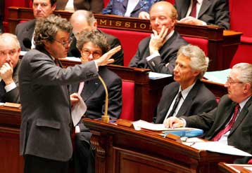 Αύξηση της νόμιμης ηλικίας σύναψης γάμου για τις γυναίκες ψήφισε η Γαλλία