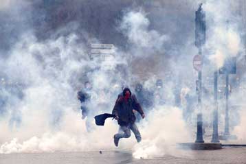 Συνάντηση με «ανοικτή ατζέντα» προτείνει τώρα στα συνδικάτα ο Γάλλος πρωθυπουργός