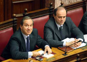 Υποχρεωτικά στο ΕΤΕΑΜ και το ΕΤΑΤ οι ασφαλισμένοι της Εμπορικής Τράπεζας