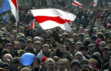 Ογκώδης διαδήλωση της αντιπολίτευσης στη Λευκορωσία παρά τις απαγορεύσεις των Αρχών