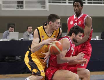 Ο Ολυμπιακός 82-76 την ΑΕΚ, ο Μακεδονικός 86-74 το Μαρούσι, εντός 8άδας ο ΠΑΟΚ