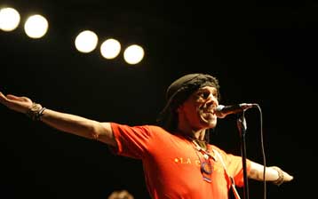 Απαράδεκτος ο νέος εργασιακός νόμος για τους νέους στη Γαλλία, λέει ο Μανού Τσάο