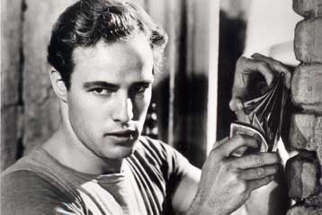 Στο φως δοκιμαστικό του Μάρλον Μπράντο για τον «Επαναστάτη Χωρίς Αιτία»