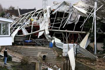 Δύο νεκροί και σοβαρές ζημιές στο Αμβούργο από ανεμοστρόβιλο