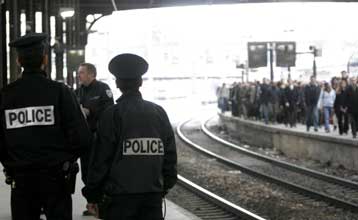 Μετ΄εμποδίων οι συγκοινωνίες στη Γαλλία από την 24ωρη απεργία – Πορείες το μεσημέρι