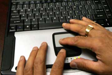 Ιός μεταμφιέζεται σε πρόγραμμα αποστολής SMS από την Cosmote