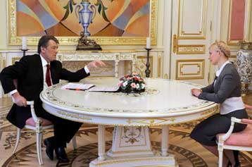 Επαφές Γιουστσένκο με Τιμοσένκο και Γιανουκόβιτς για την κυβέρνηση στην Ουκρανία