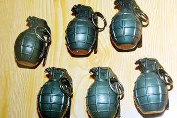 Κιβώτιο με 13 χειροβομβίδες εντοπίστηκε στην εθνική οδό Ιωαννίνων-Κοζάνης