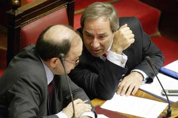 Διαξιφισμοί στη Βουλή για την τροπολογία περί του ασφαλιστικού των τραπεζών