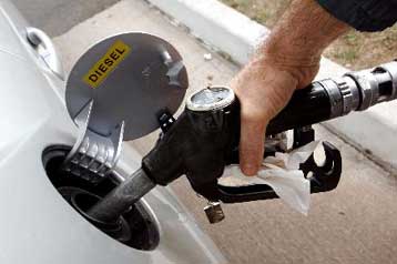 Αυξάνεται η τιμή της βενζίνης στην Ελλάδα, όταν στην ΕΕ υποχωρεί