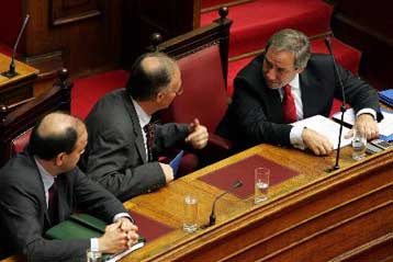 Μετωπική σύγκρουση των πολιτικών αρχηγών στη Βουλή για την οικονομία