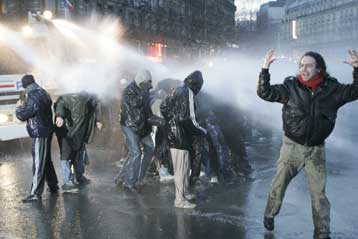 Νέα γενική απεργία στις 4 Απριλίου ετοιμάζουν τα συνδικάτα στη Γαλλία