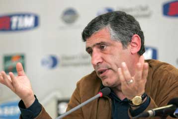 Αναληθή τα σχετικά με καθυστερήσεις στις πληρωμές, λέει ο Σάντος