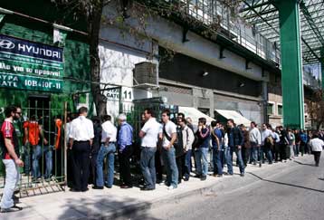 Τεράστιες ουρές των φιλάθλων του ΠΑΟ για ένα εισιτήριο με Τάου και Ολυμπιακό