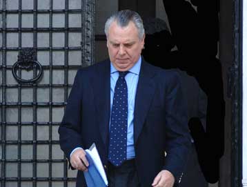 Συνθήματα για τις φυλακές Κορυδαλλού στο πολιτικό γραφείο του Αν.Παπαληγούρα