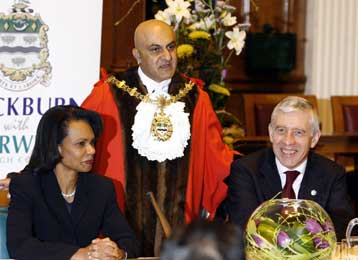 Εν μέσω διαδηλώσεων συνεχίζεται η επίσκεψη της Κοντολίζα Ράις στη Βρετανία