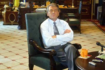 Πρόσκληση Γιουστσένκο προς τα φιλοδυτικά κόμματα για σχηματισμό κυβέρνησης