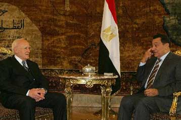 Θερμή υποδοχή του Χόσνι Μπουμπάρακ στον Κάρολο Παπούλια