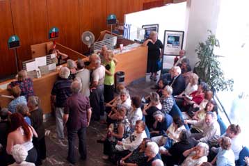 Οι πολίτες δεν εμπιστεύονται τις τράπεζες, δείχνει δημοσκόπηση της VPRC