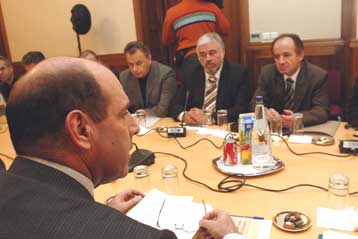 Αντιδρούν ΚΚΕ και ΣΥΝ για τη συλλογική σύμβαση – Χαιρετίζει τη συμφωνία το ΠΑΣΟΚ