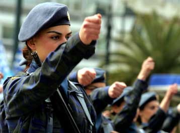 Στράτευση των γυναικών και «μεικτό» σύστημα μελετά το ΥΠΕΘΑ για τη μείωση της θητείας