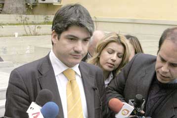 Εχέγγυα για να μιλήσει ζητά το «βαθύ λαρύγγι» του σκανδάλου των υποκλοπών