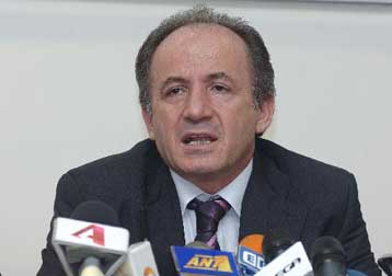 Εν μέσω έντασης επικυρώθηκε από τη ΓΣΕΕ η συμφωνία με τους εργοδότες