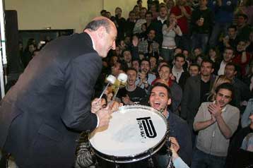 Χυδαία συνθήματα της ΔΑΠ κατά του Γ.Παπανδρέου παρουσία του Γ.Βουλγαράκη